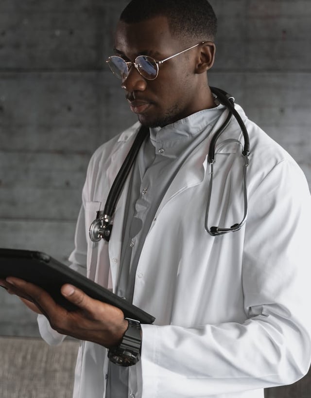 Pr Édouard YAO — Professeur en neurologie