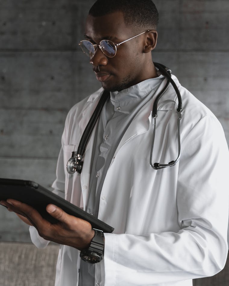 Portrait de Dr Charles BLÉ, Gastro-entérologue — endoscopiste à la Clinique Médicale Spécialisée Cocody Abidjan